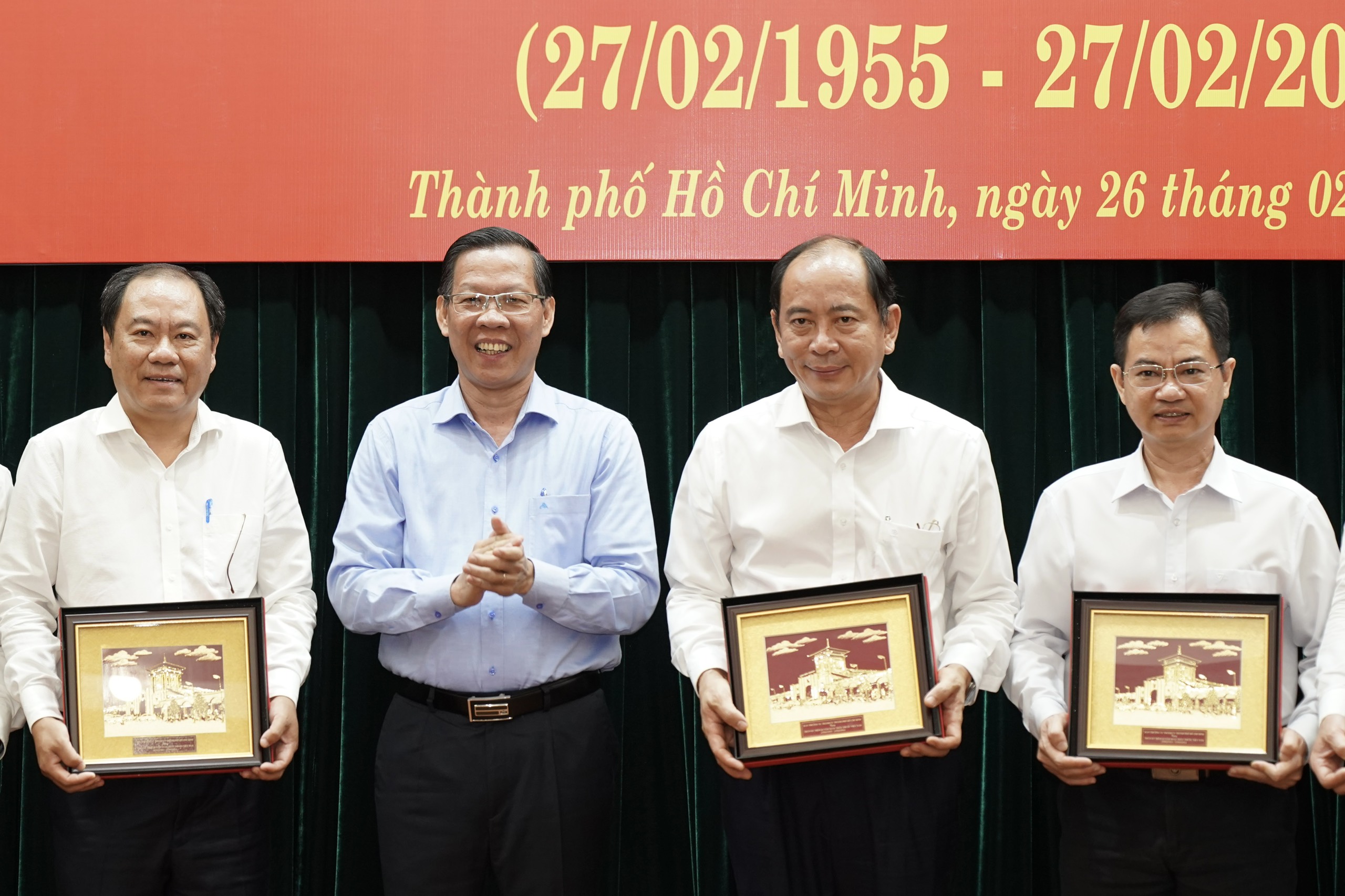 Chủ tịch UBND Thành phố Phan Văn Mãi trao biểu trưng tri ân các thầy thuốc (Ảnh: Hoàng Hùng).